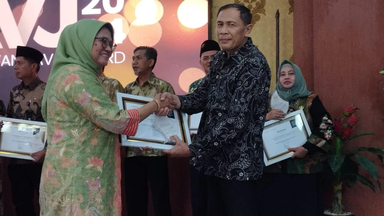 Penghargaan Sekolah Terinovatif Bidang Kewirausahaan dari AVJ